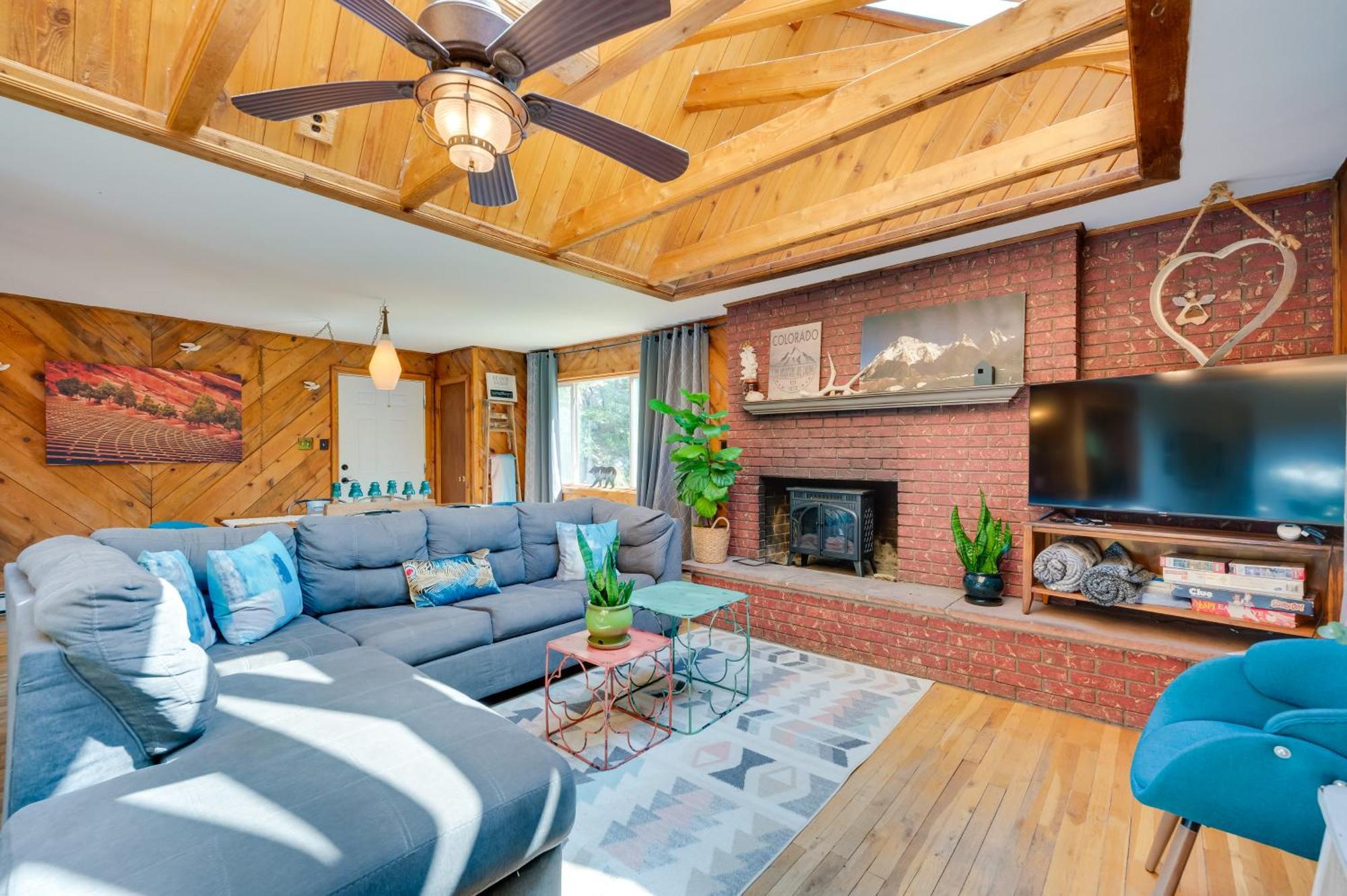 Stunning Golden Home With Deck About 35 Mi To Denver! Exterior foto